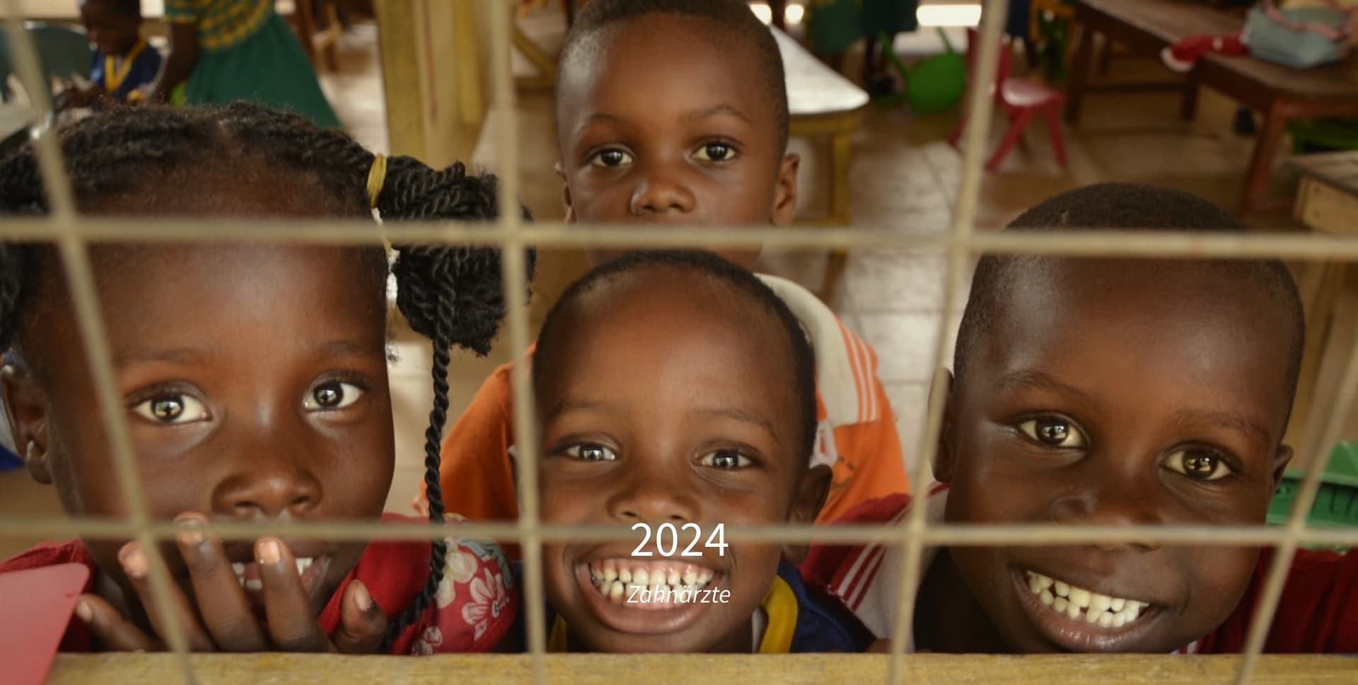 Kinder an unserer Schule, die freudig in die Kamera strahlen. Sunbeam 2024.